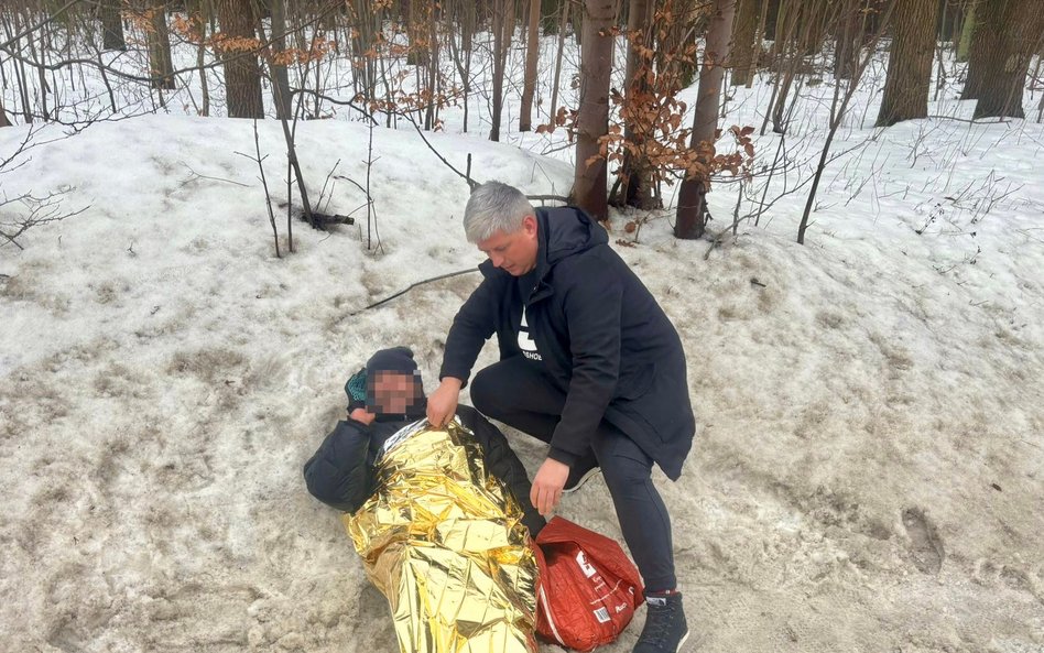 Człowiek leżał bezpośrednio na śniegu i nie dawał oznak życia, co skłoniło policjanta do natychmiast