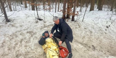 Człowiek leżał bezpośrednio na śniegu i nie dawał oznak życia, co skłoniło policjanta do natychmiast