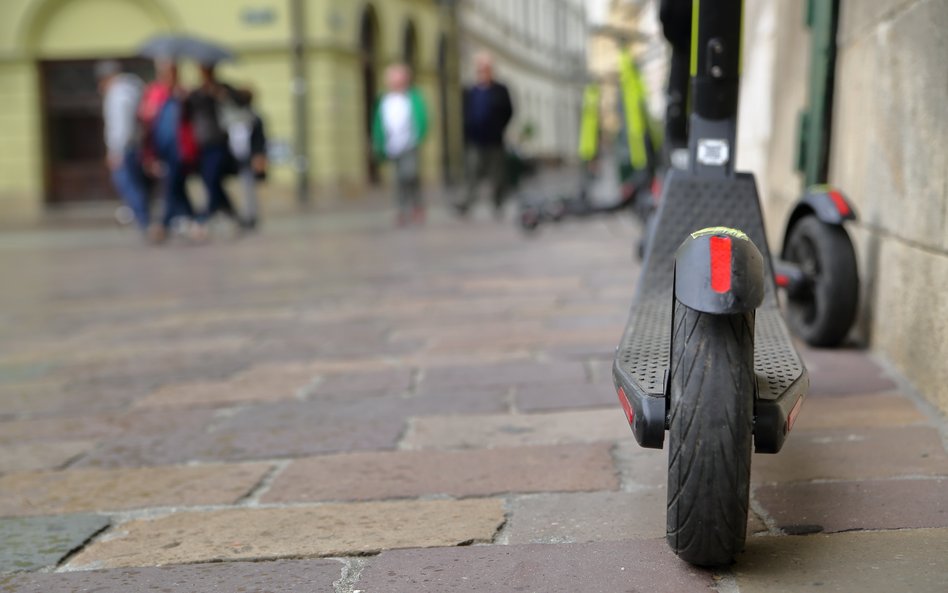 Hulajnogi w Krakowie wjechały na grząski grunt