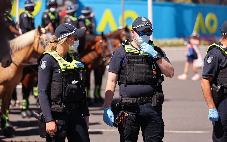 Australijscy policjanci w maseczkach ochronnych