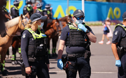 Australijscy policjanci w maseczkach ochronnych
