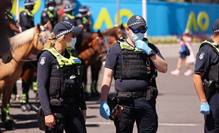 Australijscy policjanci w maseczkach ochronnych
