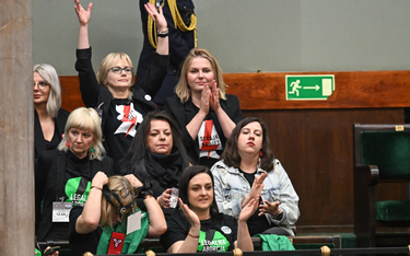 Aktywistki Strajku Kobiet na sali obrad Sejmu