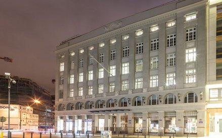 We wspomnieniach ludzi przedwojennych Dom Towarowy Braci Jabłkowskich, było to miejsce luksusowe.