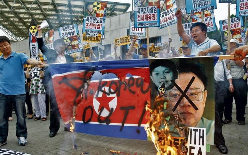 Demonstracja obrońców praw człowieka w Seulu przeciw reżimowi z Północy. Na plakatach fotografie Kim