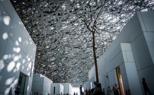 Louvre Abu Dhabi, muzeum stworzone w Abu Zabi we współpracy z francuskim Luwrem. To część wartego dz