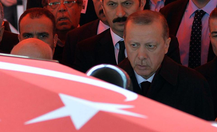 - Teraz sięgniemy po ostrzejsze środki – zapowiadał prezydent Turcji Recep Tayyip Erdogan