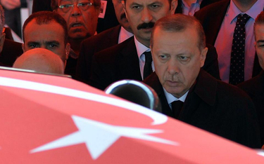 - Teraz sięgniemy po ostrzejsze środki – zapowiadał prezydent Turcji Recep Tayyip Erdogan