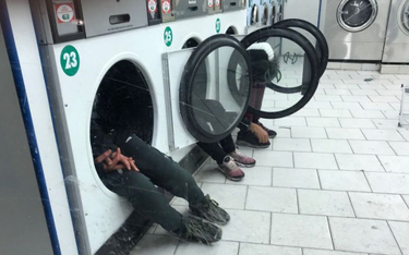 Migranci śpiący w pralni - zdjęcie wstrząsnęło Paryżem