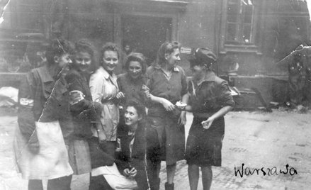 Rzadkie zdjęcie sanitariuszek i łączniczek z plut. 569 z 2. Harcerskiej Baterii Artylerii Przeciwlot