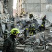 Poszukiwania osób pod gruzami bloku mieszkalnego w dzielnicy Darnica w Kijowie po zmasowanym ataku w