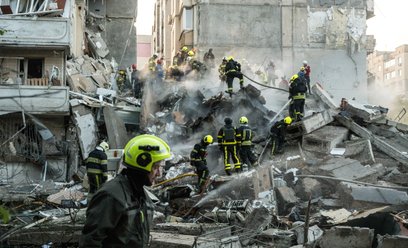 Poszukiwania osób pod gruzami bloku mieszkalnego w dzielnicy Darnica w Kijowie po zmasowanym ataku w