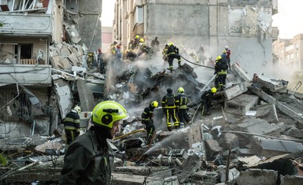 Poszukiwania osób pod gruzami bloku mieszkalnego w dzielnicy Darnica w Kijowie po zmasowanym ataku w