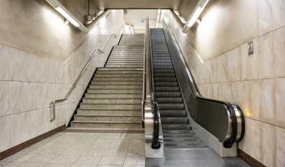 Schody ruchome na pierwszej linii metra są dostępne dla pasażerów na poziomie 99,3 proc.