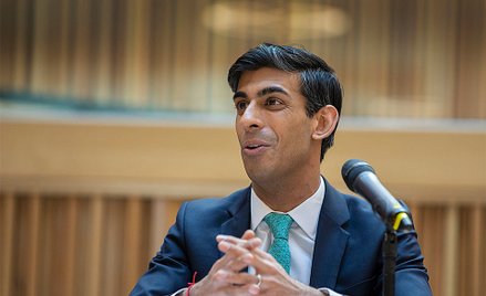 Styl Rishiego Sunaka to śnieżnobiałe koszule slim fit, które podkreślają jego niezwykle szczupłą syl