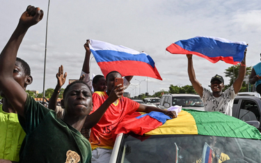 W niedzielę ok. 30 tys. osób wzięło udział w manifestacji poparcia junty w Niamey. Widziano rosyjski