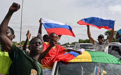 W niedzielę ok. 30 tys. osób wzięło udział w manifestacji poparcia junty w Niamey. Widziano rosyjski