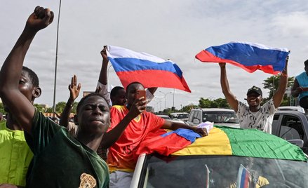 W niedzielę ok. 30 tys. osób wzięło udział w manifestacji poparcia junty w Niamey. Widziano rosyjski