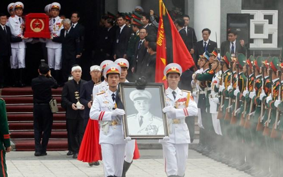 Uroczystości pogrzebowe gen. Vo Nguyen Giapa