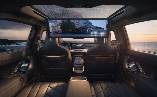 Wnętrze BMW i7 M70 z panoramicznym ekranem o przekątnej  31,3 cala.