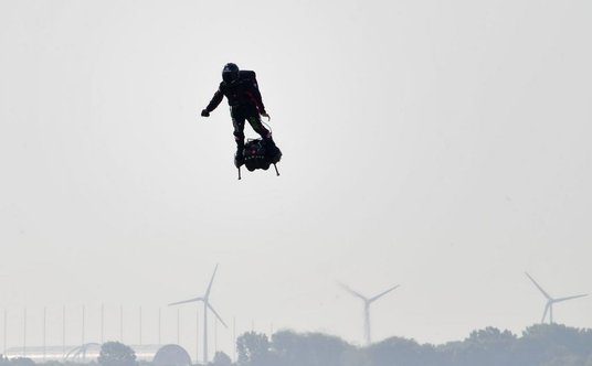 Franky Zapata wznosi się na latającej desce (flyboard) tuż po rozpoczęciu próby przelotu nad kanałem