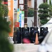 Japonia: policjanci przed budynkiem poczty, w którym podejrzewany o użycie broni palnej zabarykadowa