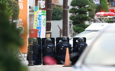 Japonia: policjanci przed budynkiem poczty, w którym podejrzewany o użycie broni palnej zabarykadowa