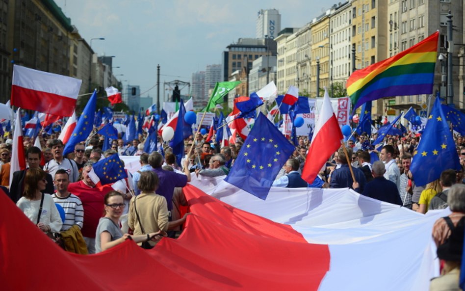 Ile osób brało udział w "Marszu Wolności". Policja odpowiada na zarzut "oszustwa"