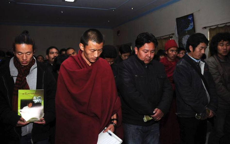 Tybetańczycy, którym przekazano informację o śmierci Jigme Norbu