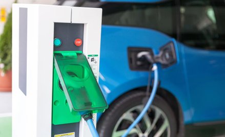 Gniazdka do ładowania elektrycznych samochodów będą obowiązkowe w nowych blokach