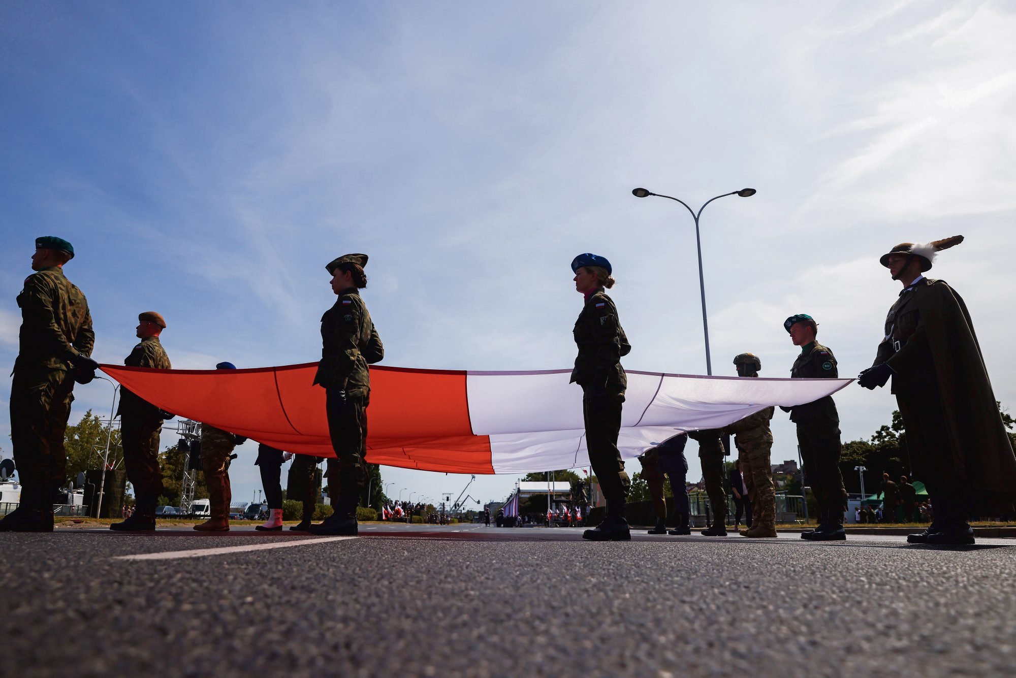 Ile osób wyjedzie z Polski, gdy wybuchnie wojna? Wojsko musi stać się atrakcyjne