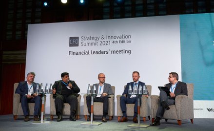 Uczestnicy debaty dzielili się doświadczeniami firm w zakresie korzystania z rozwiązań chmurowych.