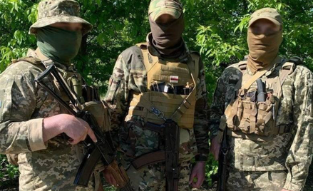 Żołnierz Legionu Wolność Rosji (z biało-niebiesko-białą flagą na ramieniu), żołnierz białoruskiego p