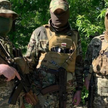 Żołnierz Legionu Wolność Rosji (z biało-niebiesko-białą flagą na ramieniu), żołnierz białoruskiego p