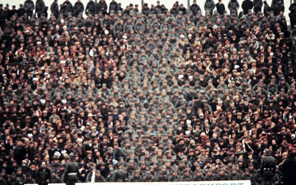 Zomowcy usadzeni na krzyż na „żylecie” podczas meczu z Dynamo Tbilisi w marcu 1982 r.