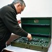 Zdzisław Zajdler z Muzeum Wojska Polskiego prezentuje oryginalną, jedyną w Polsce skrzynię z narzędz