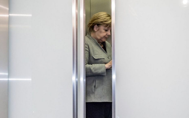 Angela Merkel, kanclerz rządu przejściowego, szuka wyjścia z politycznego pata