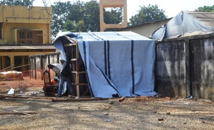 Stolica Gwinei, Konakra. Budowa baraków,w których izolowani są chorzy podejrzani o zakażenie wirusem