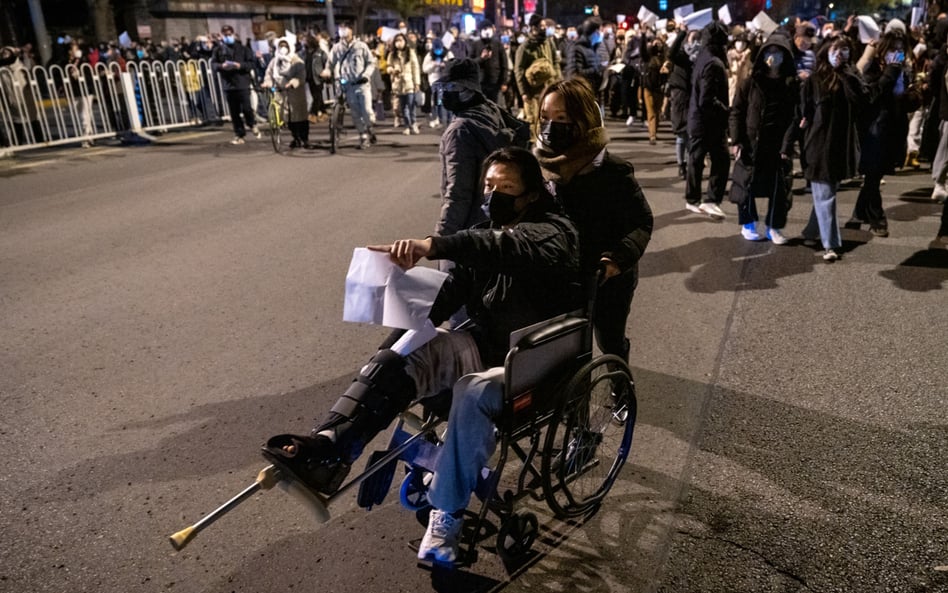 Protesty w Chinach objęły duże miasta. Zdjęcia i filmy przekazywane są przez smartfony