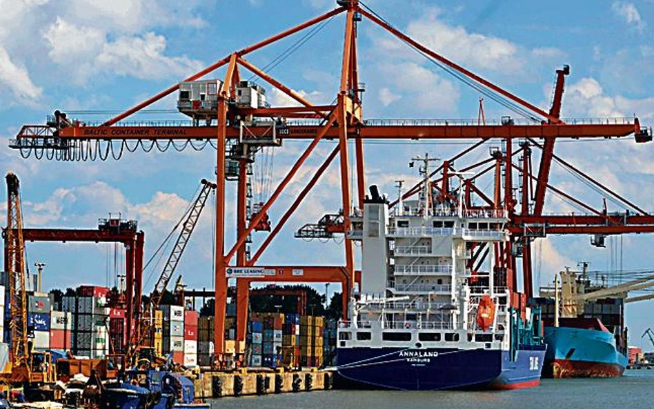 W porcie morskim w Gdyni działa około trzystu firm spedycyjno-logistycznych