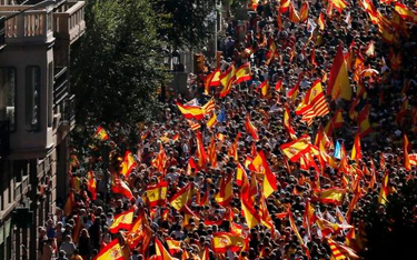 Tysiące hiszpańskich flag pojawiło się wczoraj na ulicach Barcelony