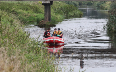 Strażacy z Drozdowa patrolują rzekę Ner