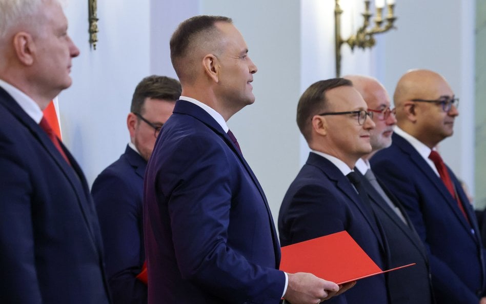 Prezydent RP Karol Nawrocki (2L) podczas wręczania nominacji w Pałacu Prezydenckim w Warszawie