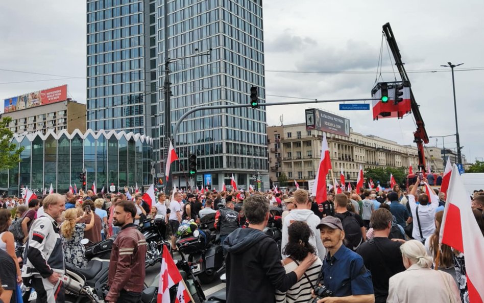 Jak co roku, najwięcej osób przyszło oddać hołd Powstańcom na rondo Dmowskiego