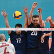 Polacy pokonali Kanadę 3:0 i zajęli pierwsze miejsce w grupie. Blokują od lewej: Fabian Drzyzga, Mat