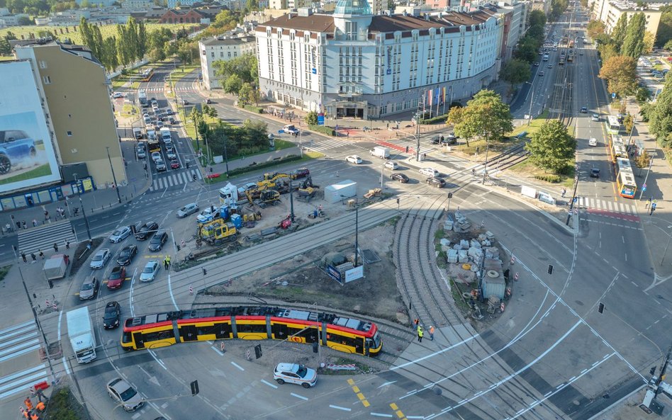 Plac Zawiszy widziany z drona lecącącego na Dworcem Ochota