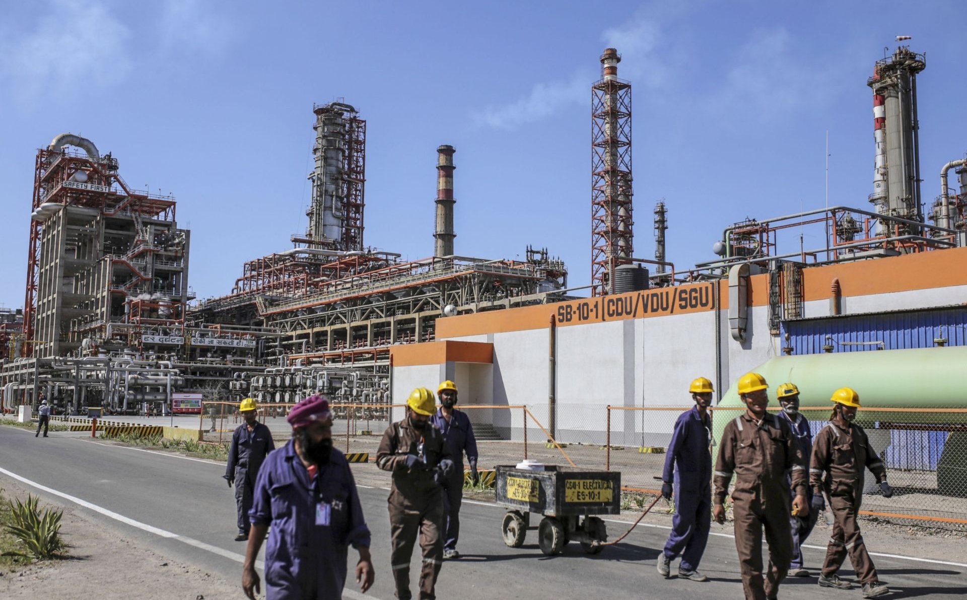 Rosnieft w potrzasku w Indiach. Nie może sprzedać rafinerii ani tam zarabiać