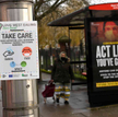 Londyn, tabliczka informująca o konieczności zachowania dystansu społecznego