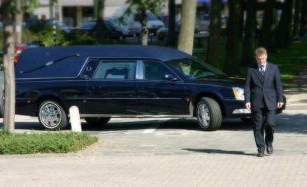 Odpowiedzialność za długi przechodzi na spadkobierców, którymi mogą być osoby fizyczne lub prawne.