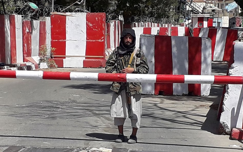 Bojownik talibów przed posterunkiem policji w Ghazni